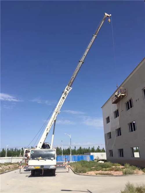 龙门县“轻装强干”—— 吊车的 “轻量化臂架” 技术